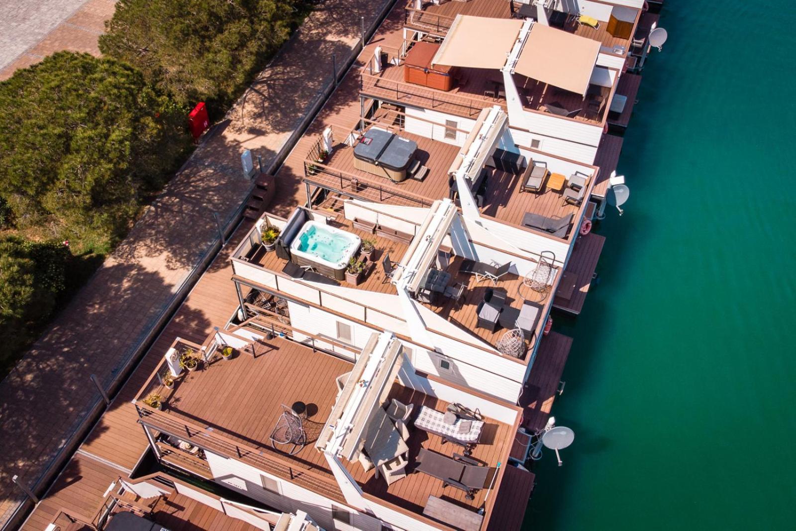 Apartment Floating Sea House Panther Superior *
